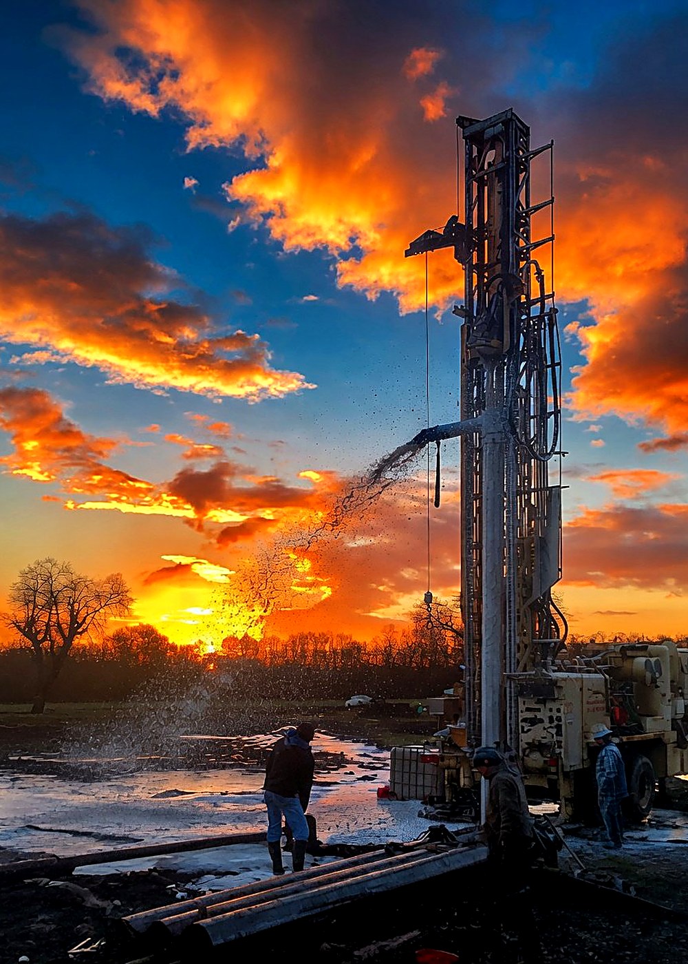 Equipo Perfosur perforando un pozo profundo al atardecer